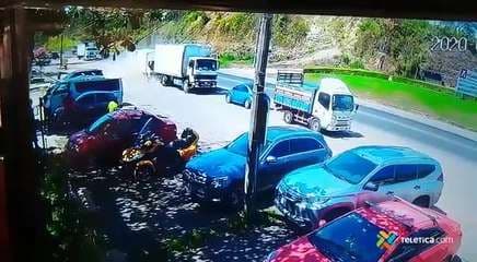 Una cámara captó el mortal accidente que ocurrió en San Miguel de Naranjo entre dos camiones