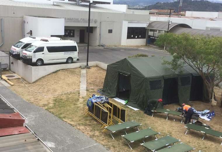 Instalación de hospital en las afueras de la Clínica Marcial Fallas.  