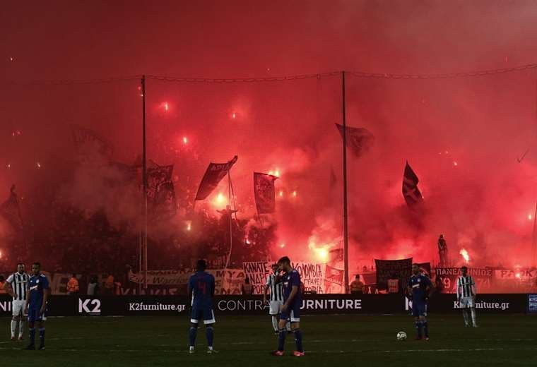 Hinchas del APOK, AFP