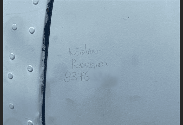 Teléfono anotado en fuselaje de avión paraliza labores de Vigilancia Aérea