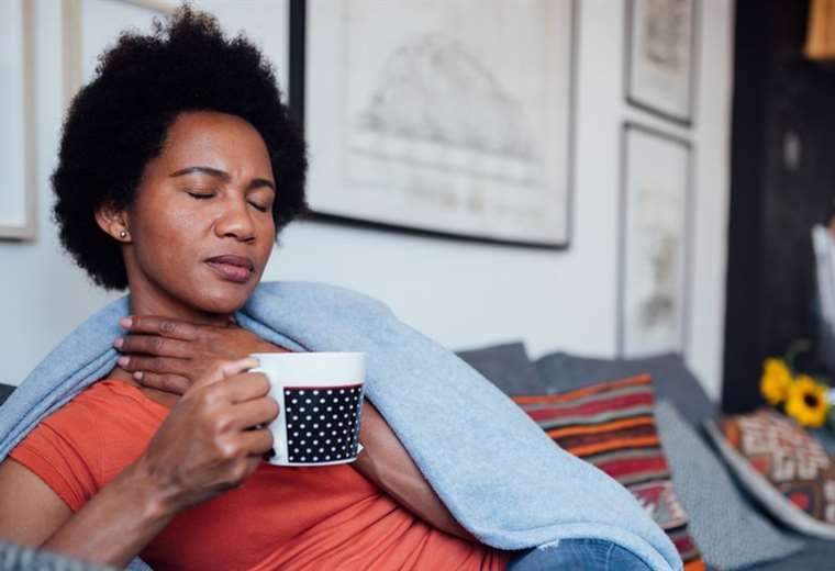 Estoy vacunado contra COVID, pero me siento mal, ¿debería hacerme la prueba?