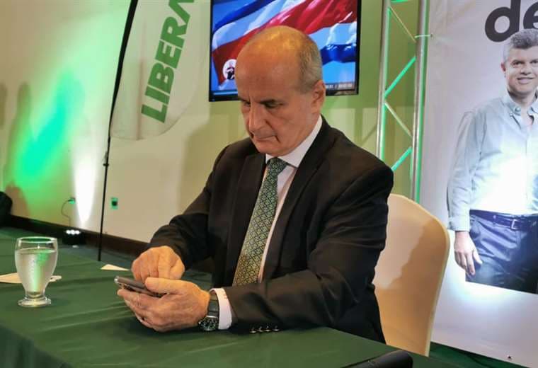 Analistas coinciden en que fue “un error” de Figueres no informar sobre su viaje