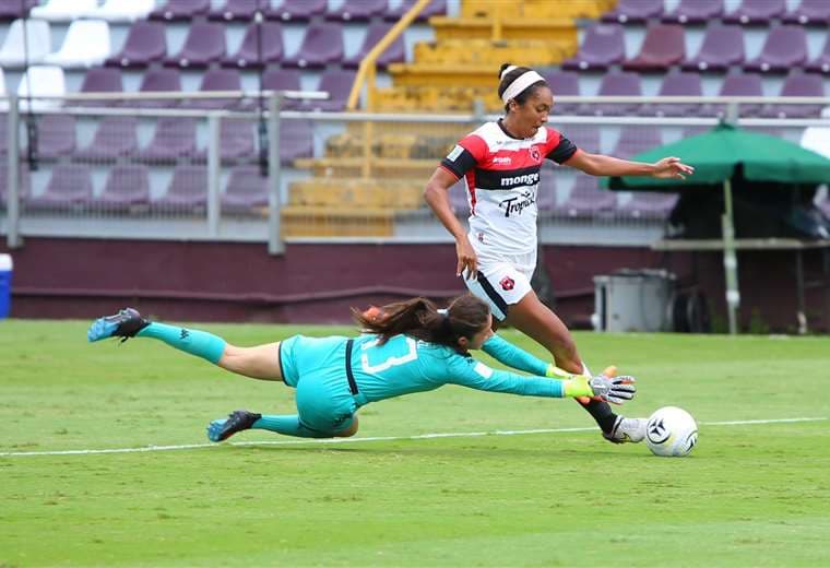 Alajuelense golpeó primero en la final del fútbol femenino.