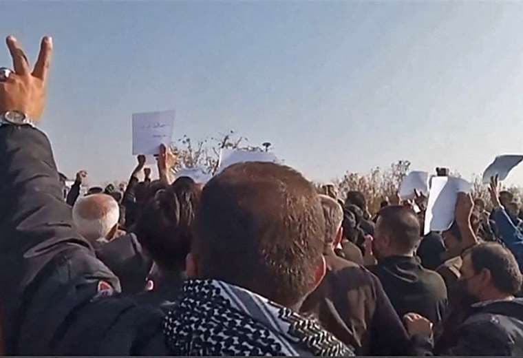 Manifestantes Se Congregan Frente A Tumba De Mahsa Amini En Irán Pese A Amenazas Teletica 