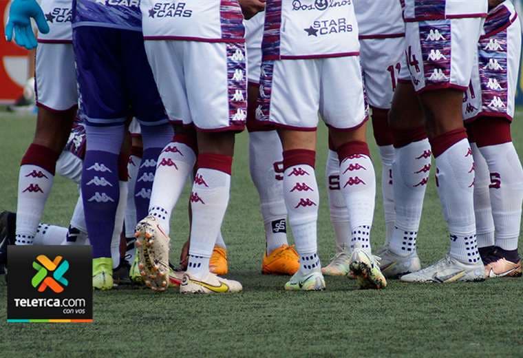 Pareja Jugadores de Rugby morados