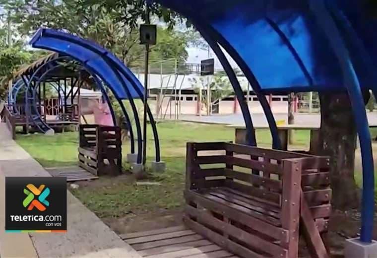 Reutilizan casi 20 toneladas de plástico para remodelar un parque en Guanacaste