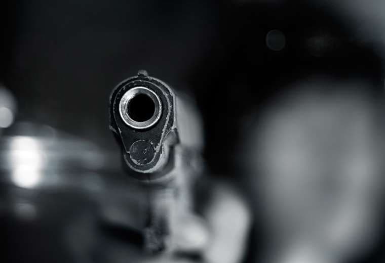 Hombre entra a local comercial y mata a balazos a dos mujeres en Matina 