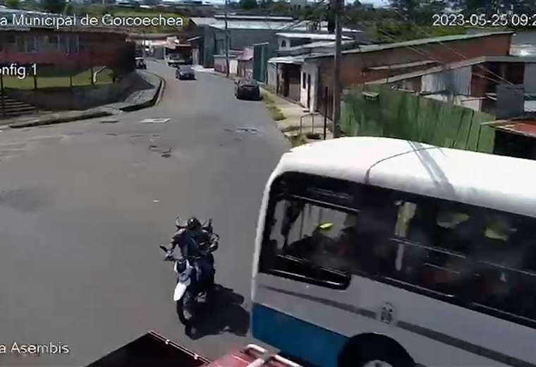 Cámara municipal captó mortal accidente donde motociclista perdió la vida