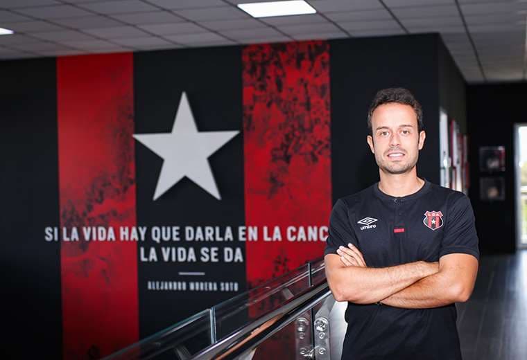 Javier Santamaría volvió a sus funciones en la Liga tras regresar al país