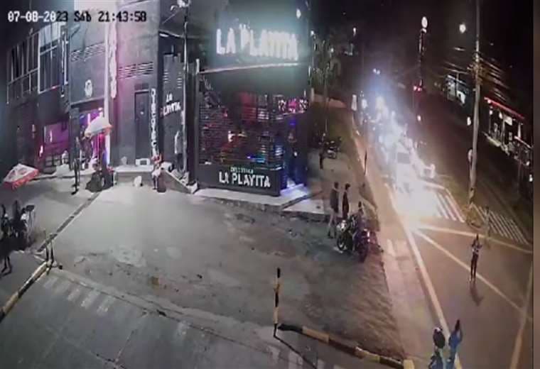 Video: ¿Intento de secuestro? Niño se lanza de moto y pide ayuda a policías