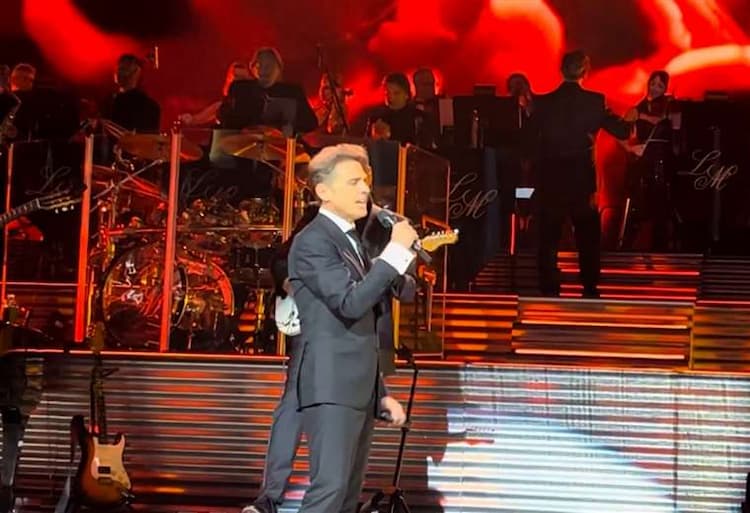 Ticos opinan ¿Luis Miguel usa dobles en sus conciertos? Teletica