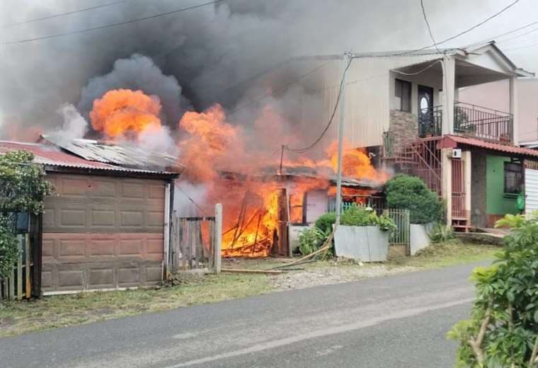 Fuego consume cuatro casas en Cartago