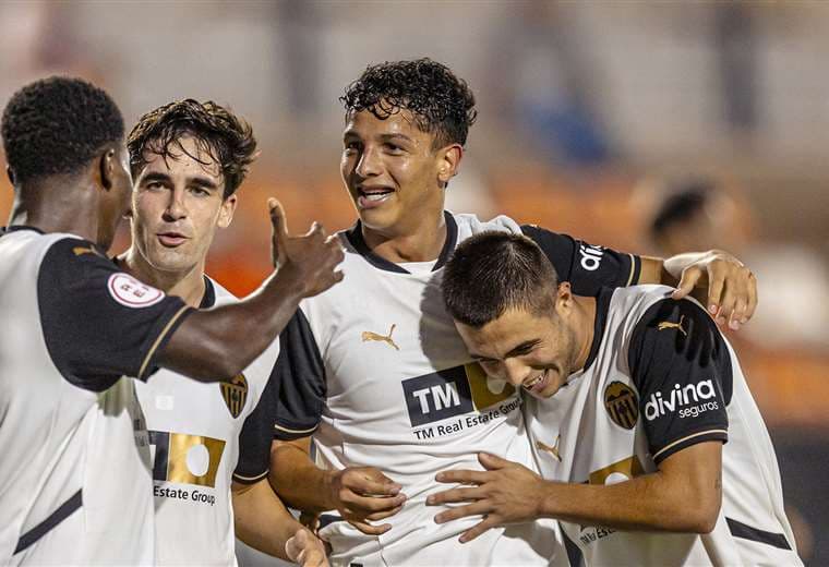 Warren Madrigal podría ver truncado su debut en el primer equipo del Valencia