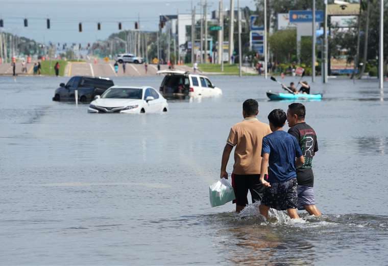 Sube a 10 los muertos por paso de huracán Milton en Florida