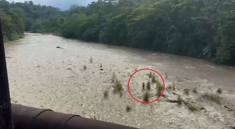 Cabeza de agua deja atrapadas a dos mujeres en Limón