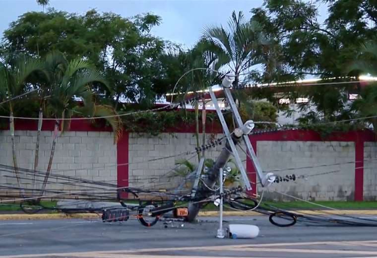 Cerca de 30 mil vecinos josefinos se quedaron sin electricidad tras caída de postes