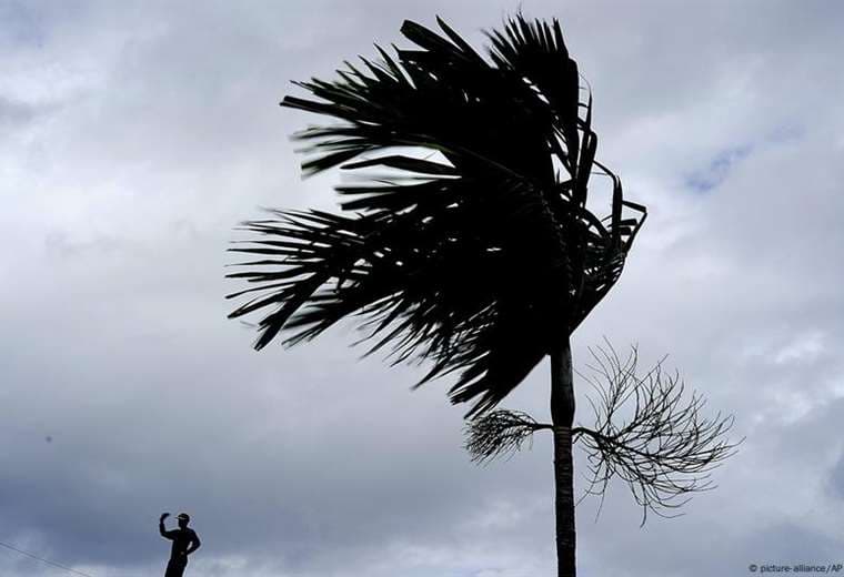 Tormenta Oscar se convierte en huracán de categoría 1 en el Atlántico