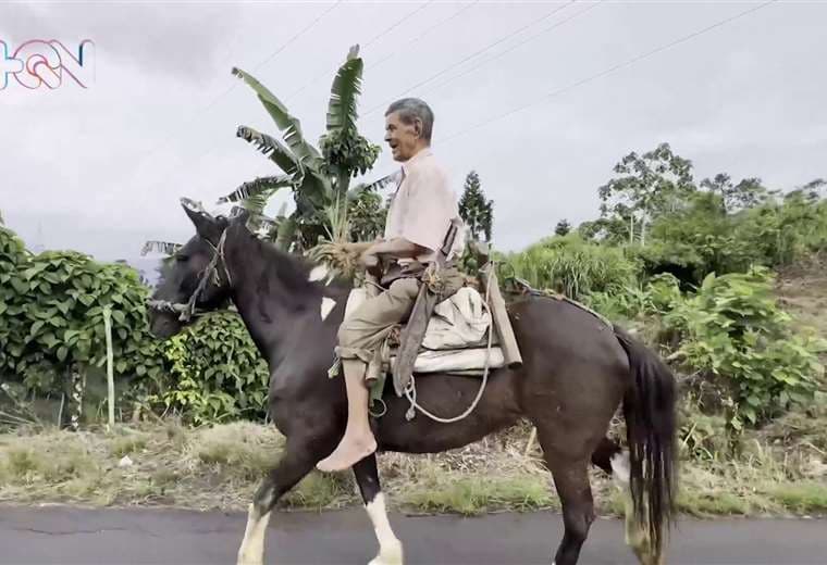 Francisco “Chico” Camacho: el hombre de 92 años que aún trabaja descalzo en el campo