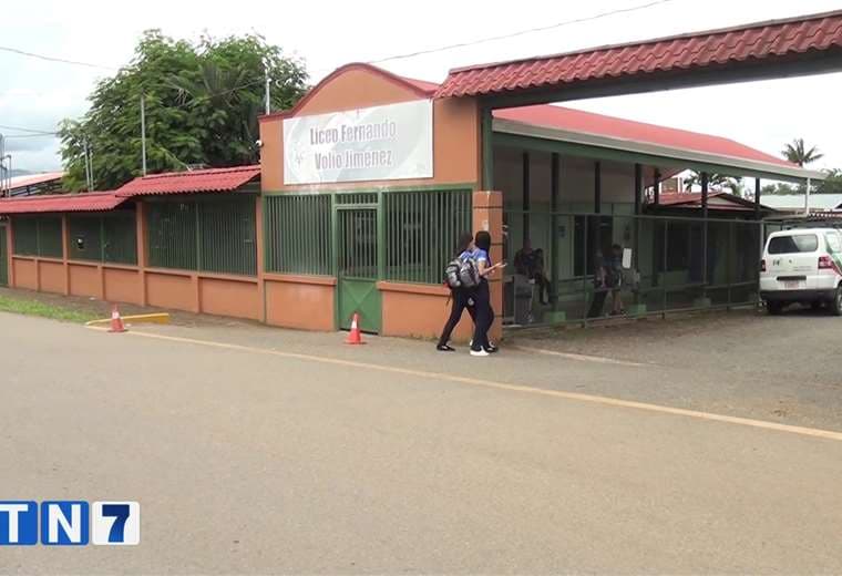 Hospital investiga por qué incapacitaron a funcionario de liceo pese a estar fuera del país