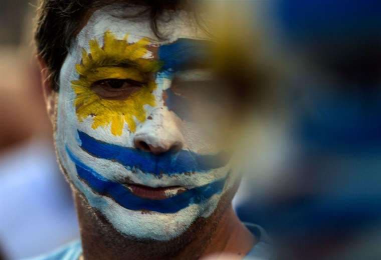 Uruguay celebra elecciones con un profesor de izquierda como favorito