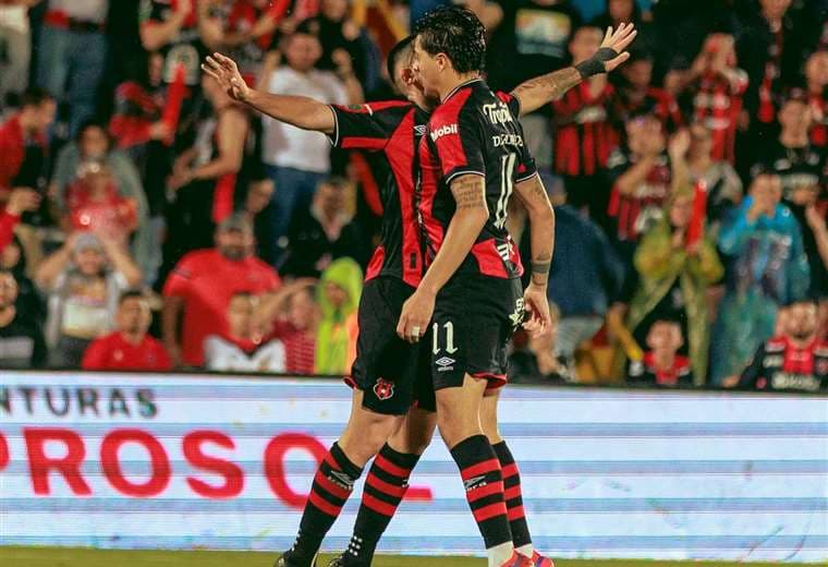 Alajuelense triunfa y asegura el liderato