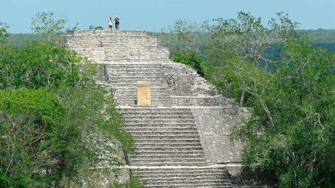 Estudiante descubre por accidente enorme ciudad maya perdida en jungla mexicana