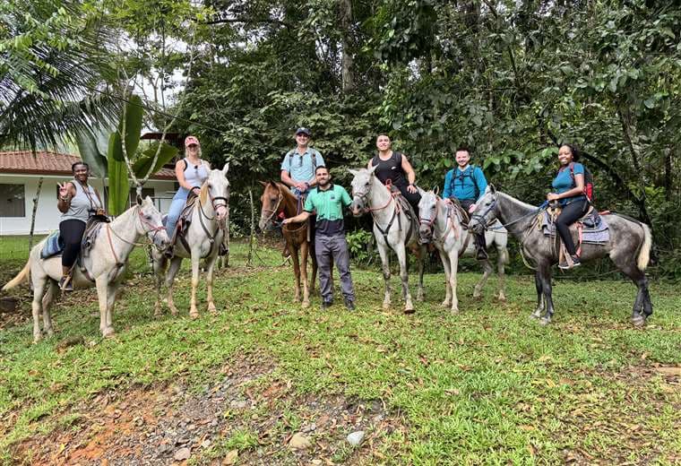 Negocio familiar ofrece inolvidable tour a caballo en las faldas del Cerro Nara