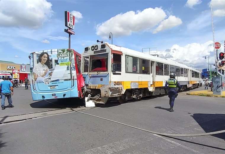 Grave accidente entre autobús y tren en San José deja múltiples heridos