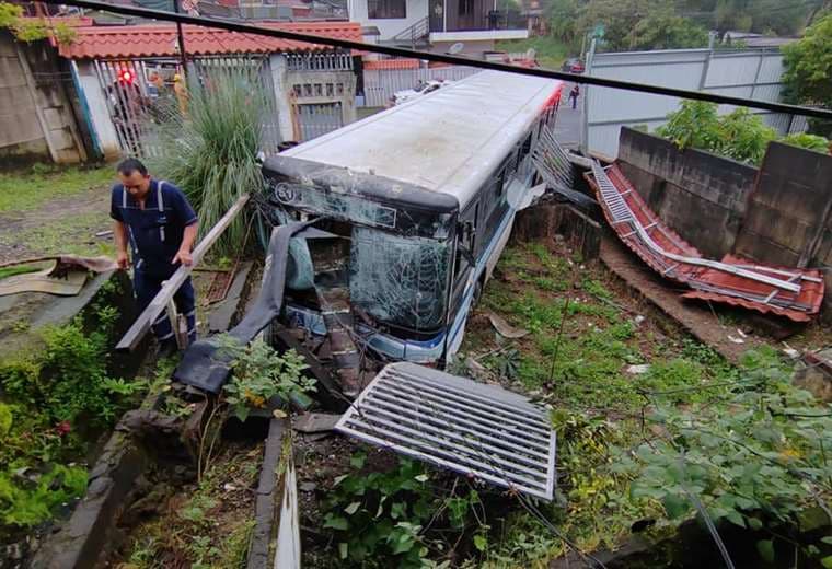 Video muestra cuando bus se estrella a toda velocidad contra propiedad en Aserrí