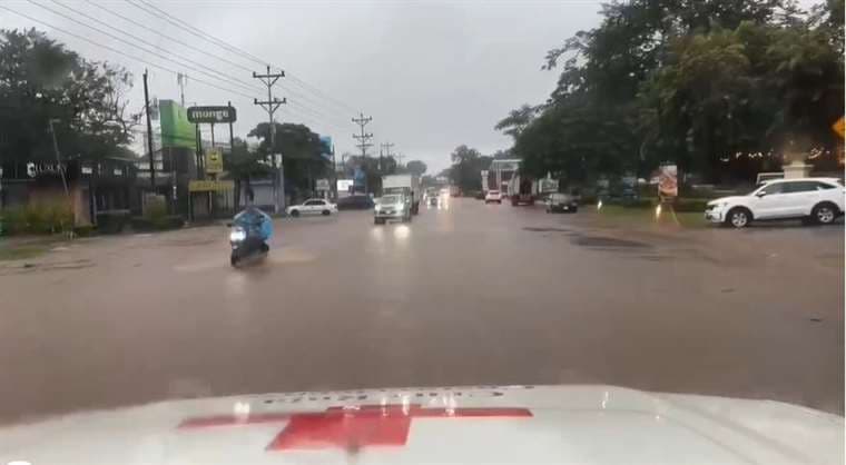 Buscan a adulto mayor que intentó cruzar quebrada y desapareció en Playas del Coco