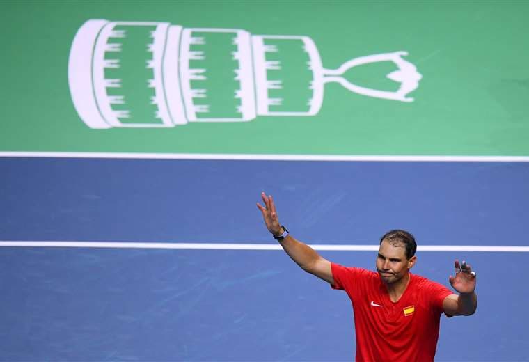 Entre lágrimas de emoción, Nadal abre la Davis de su despedida con derrota