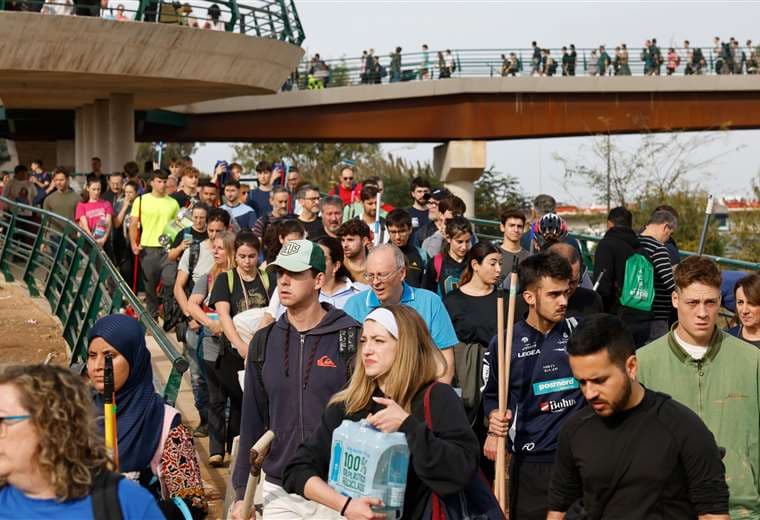 Miles de voluntarios llegan a Valencia para ayudar a las víctimas del desastre provocado por la DANA