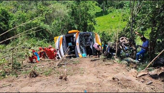 Once fallecidos tras caída a precipicio de autobús que transportaba escolares en Perú