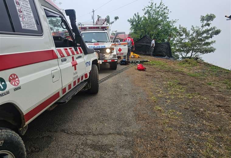 Mujer muere tras caer en carro por guindo de 80 metros en Puriscal