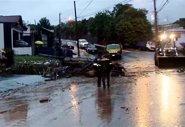 Afectada por inundación se molesta debido a gente que prefirió hacer videos antes de ayudar