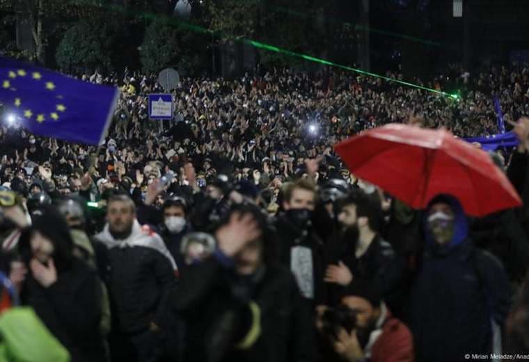 Segunda noche de protestas en Georgia con cien detenidos