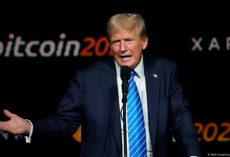 Trump amenaza a Brics con aranceles de 100% si intentan sustituir el dólar