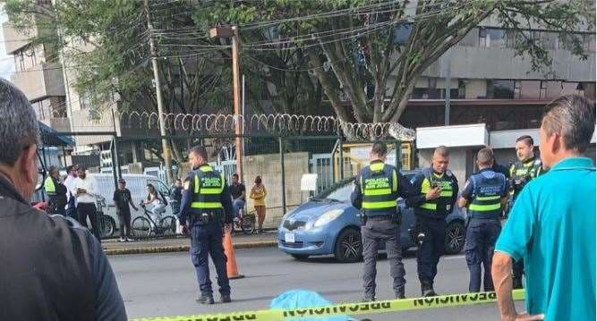 Peatón muere atropellado frente a Municipalidad de San José