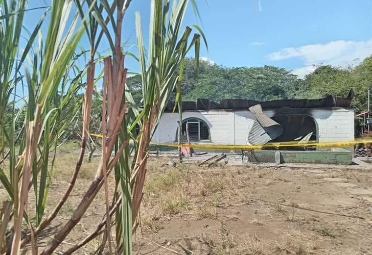 Bomberos atiende incendio de dos casas y halla a hombre calcinado en Guanacaste