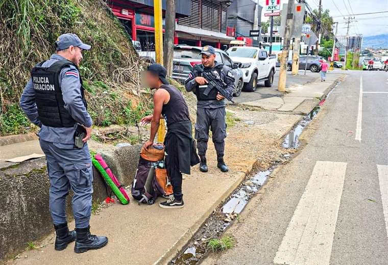 Atrapan a prófugo guatemalteco mientras hacía malabares y pedía dinero en Pérez Zeledón