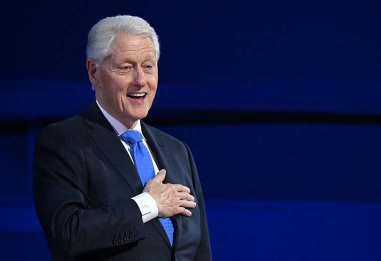 El expresidente de EE. UU. Bill Clinton es hospitalizado con fiebre