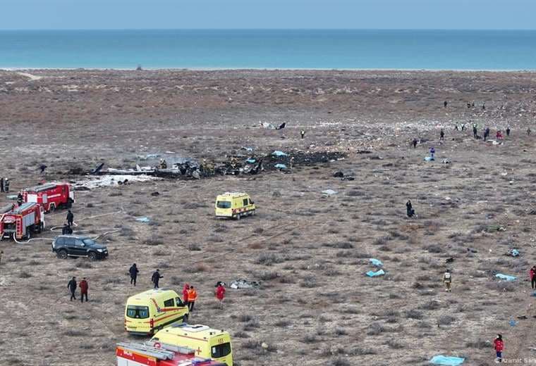 Autoridades kazajas cifran en 38 muertos en el accidente de avión