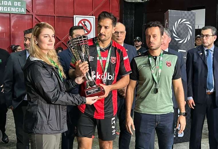 En silencio total: Así recibió la Liga el trofeo de subcampeón 