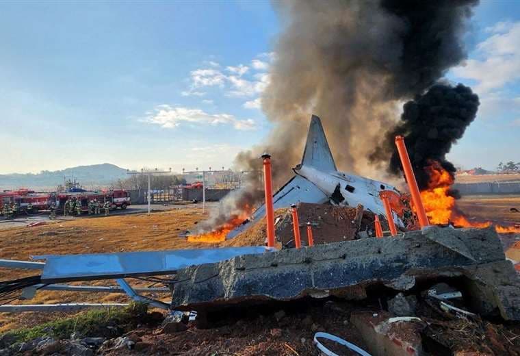 Reportan al menos 28 muertos en accidente aéreo en Corea del Sur 