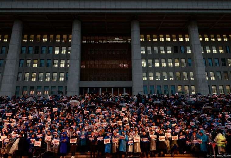 Presidente surcoreano pierde apoyo de su partido ante proceso de destitución