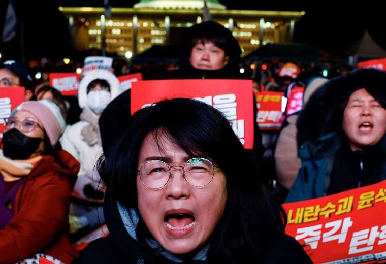 Miles de personas protestan en Corea del Sur después de que no destituyeran al presidente