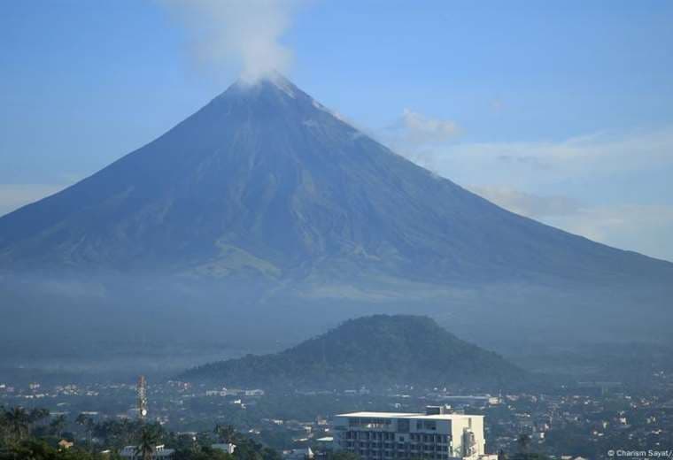 Filipinas empieza evacuación por inicio de erupción del volcán Kanlaon