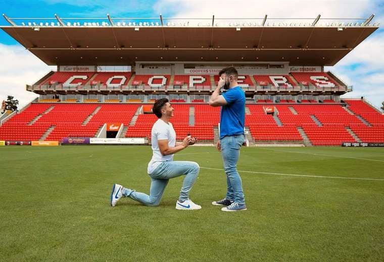 Futbolista gay Cavallo pide matrimonio a su pareja en el campo de su equipo australiano