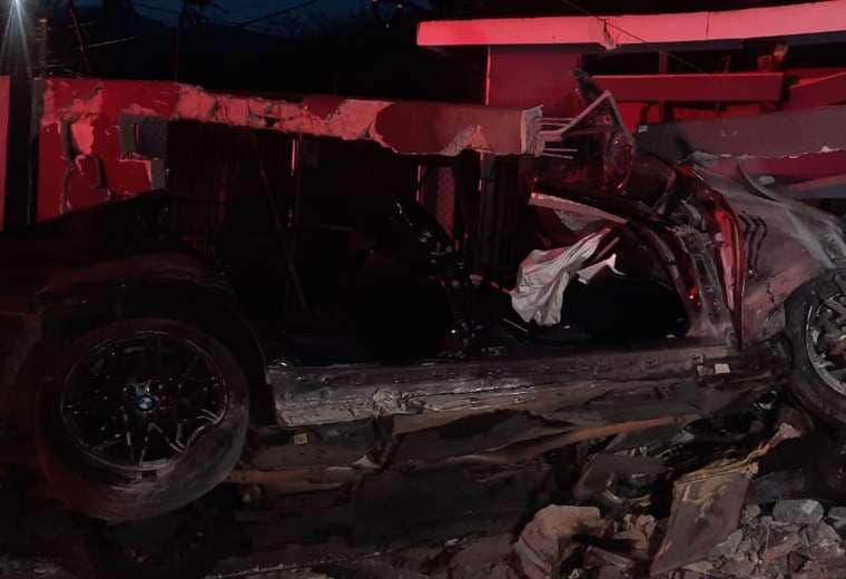 Carro en casa en Santa Ana