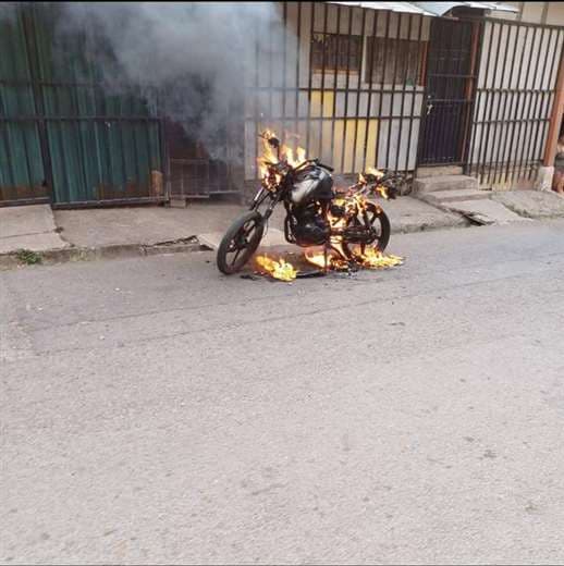 Moto quemada en Santa Ana